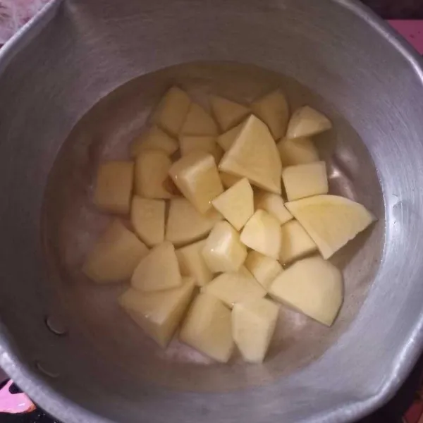 Panaskan air, kemudian rebus kentang hingga matang, tiriskan.