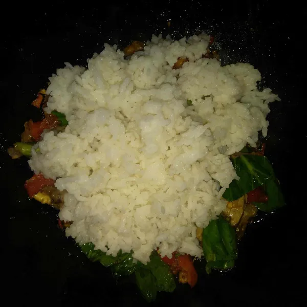 Masukkan nasi, aduk-aduk sampai tercampur rata dengan bahan lainnya.