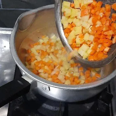Potong dadu kentang dan wortel lalu rebus 1/2 matang, kemudian tiriskan.