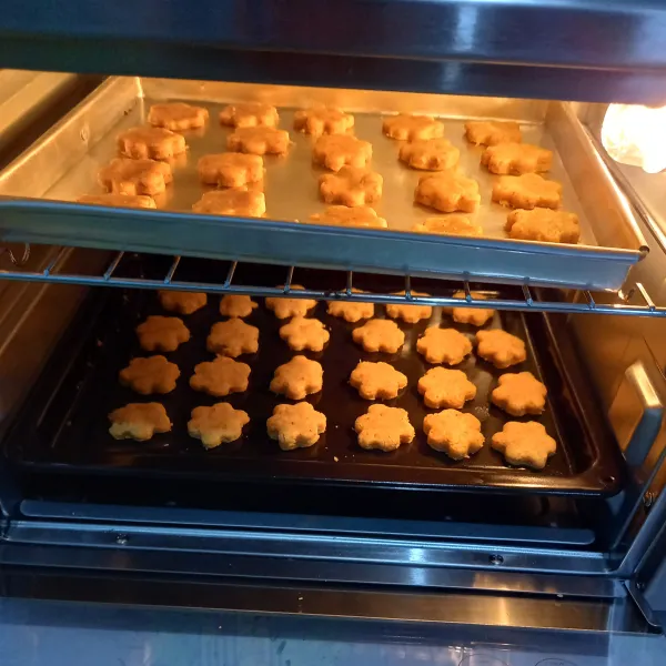Panaskan terlebih dahulu oven selama 10 menit, kemudian panggang cookies tempe selama 25 menit, setelah dingin angkat dan simpan ke dalam toples.