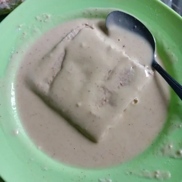 Celupkan tempe menjes di dalam adonan tepung bumbu