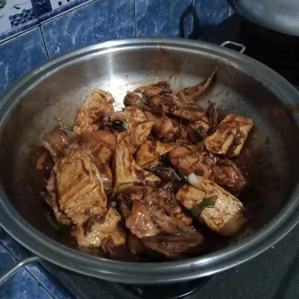 Setelah air asat, bumbu meresap, matang, angkat. 
Siap disajikan.