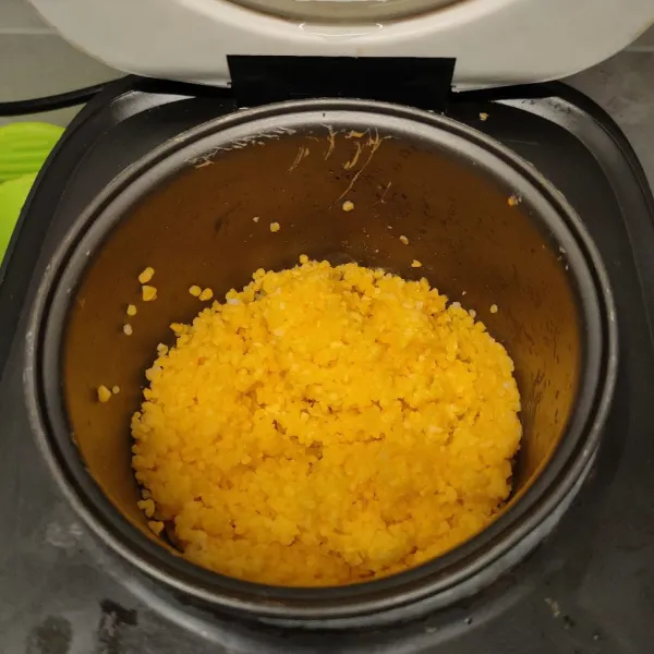 Masak beras jagung dengan air hingga matang.