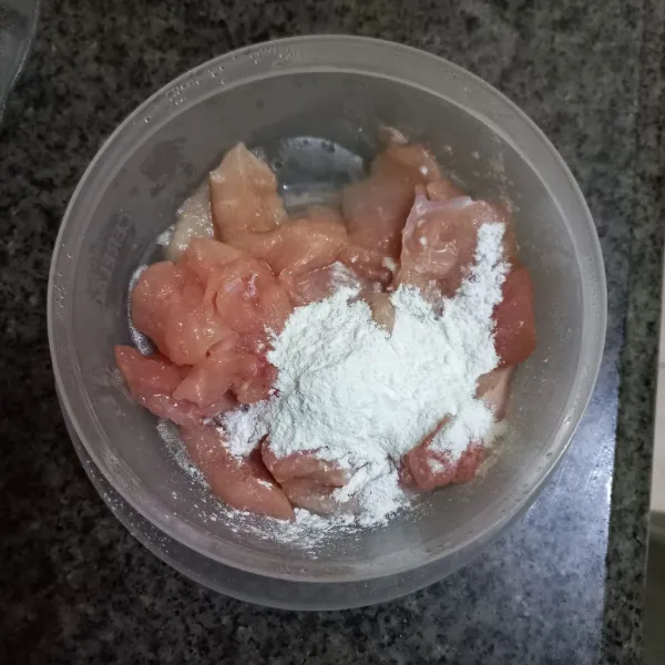 Tambahkan tepung beras, aduk rata.
