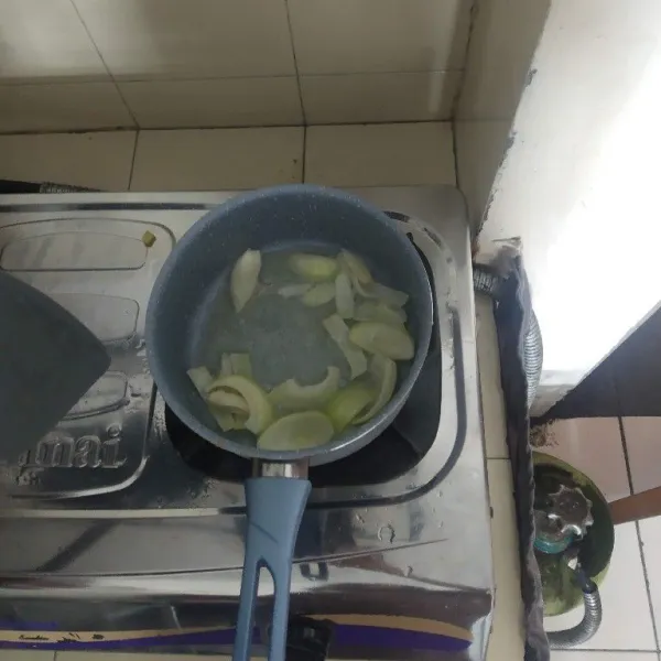 Tumis bawang putih dan bawang bombay sampai harum.