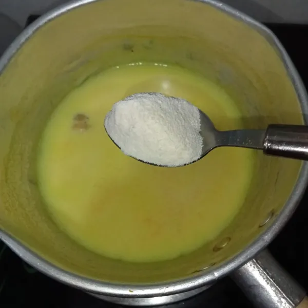 Tambahkan Creamer non dairy, aduk rata.