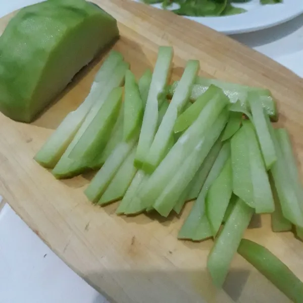 Potong-potong manisa. Cuci bersih.
