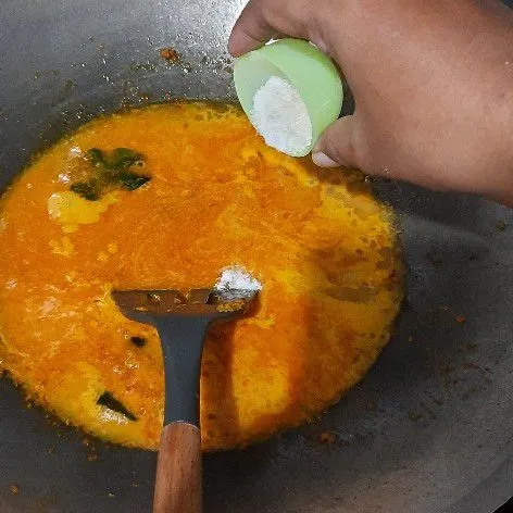 Masukkan garam, kaldu bubuk dan gula, tunggu mendidih.