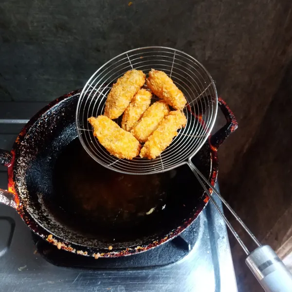 Bila sudah kekuningan, angkat dan tiriskan.