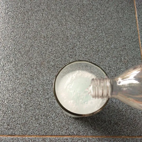 Tuangkan air soda ke dalam gelas hingga penuh.