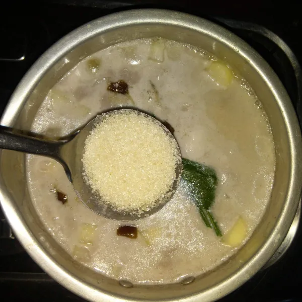 Tambahkan gula pasir lalu sedikit garam. Aduk rata masak sampai gula larut dan santan mendidih kembali. Angkat lalu sajikan hangat.