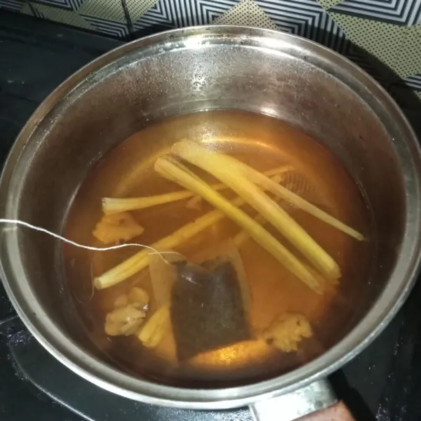 Masukkan teh celup dan matikan kompor, biarkan hingga berubah warna dan dingin.