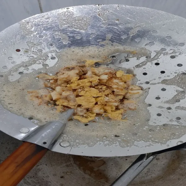 Langkah pertama, goreng ikan teri (me: telur) sampai kering dengan api sedang cenderung kecil, tiriskan minyak. Simpan minyak sisa goreng ikan teri.