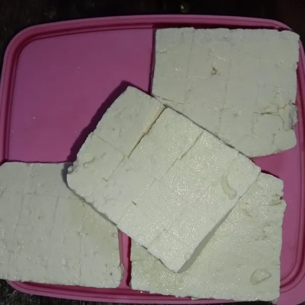 Garit kotak tahu jangan sampai putus, sisihkan.