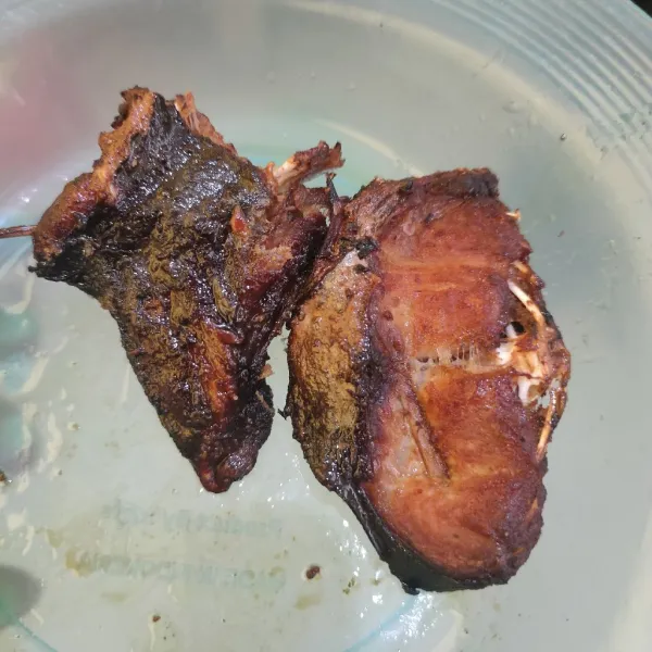 Cuci bersih ikan asap, goreng hingga matang.