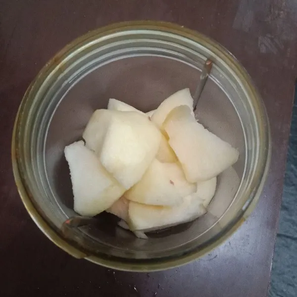Kupas apel, kemudian blender lebih dulu bersama 80 ml air.