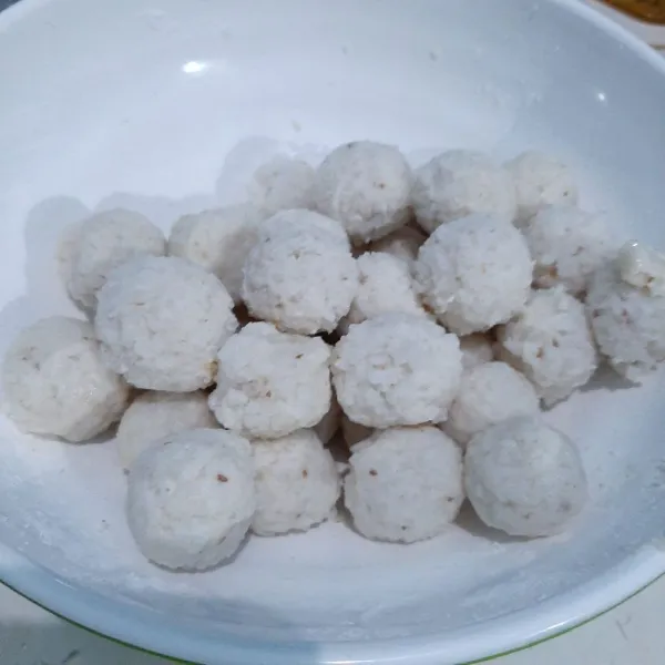 Bentuk bulatan. 
Jika dirasa lengket tambahkan minyak goreng.