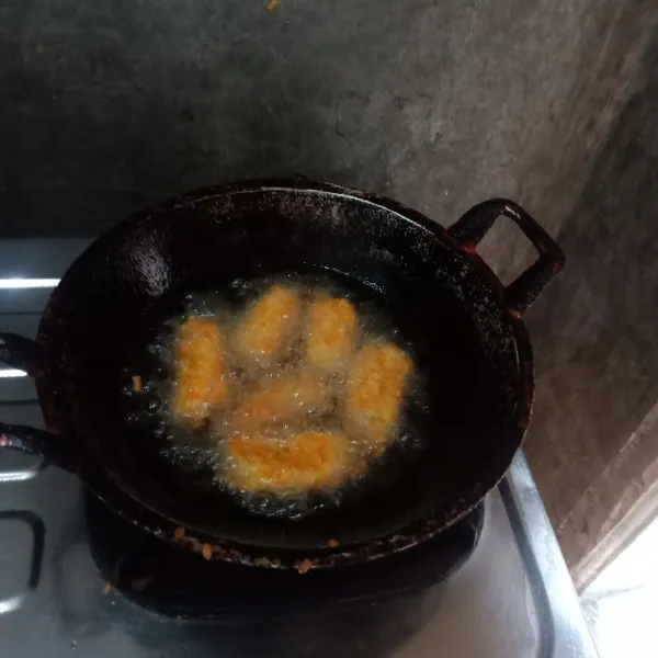Goreng dengan minyak panas, api sedang.