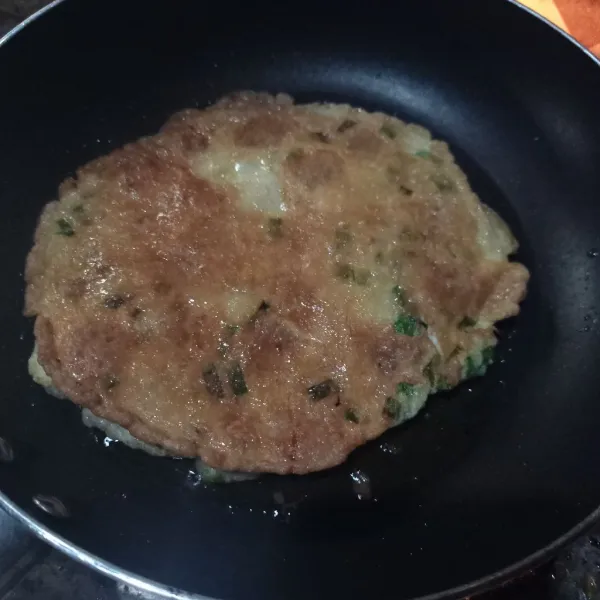 Goreng sampai kedua sisi matang, angkat dan tiriskan.