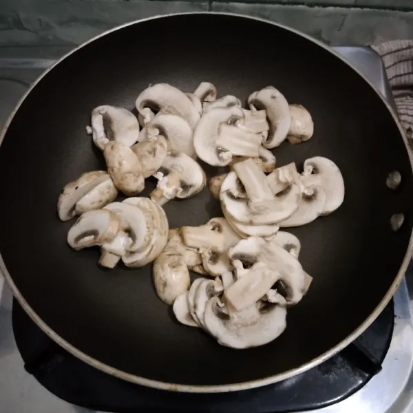 Masak jamur di atas teflon,tanpa minyak