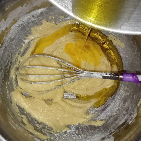 Lalu aduk rata, tuang butter leleh, aduk rata, pada tahap ini adonan seperti pasta dan susah diaduk.