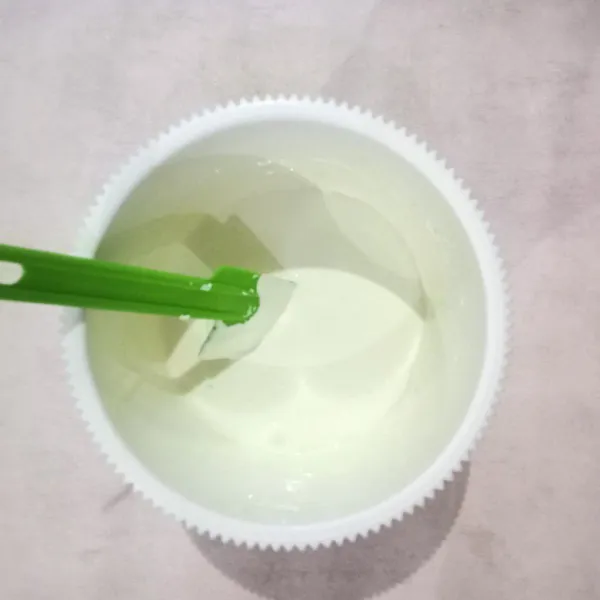 masukkan susu, minyak, dan vanilla extract. aduk balik hingga rata.