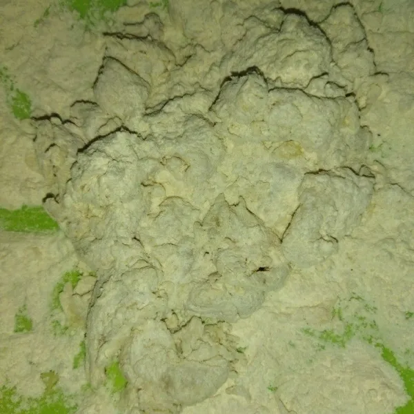 Kemudian masukkan kembali cumi ke dalam tepung pelapis, aduk sambil agak ditekan.