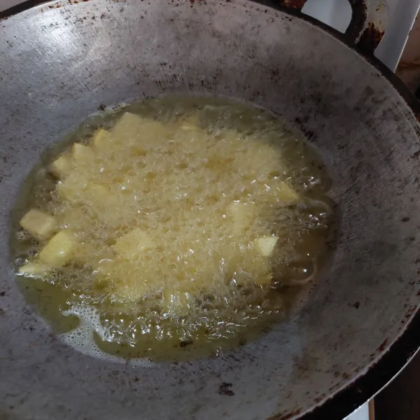 Potong kentang lalu goreng setengah kering, tiriskan