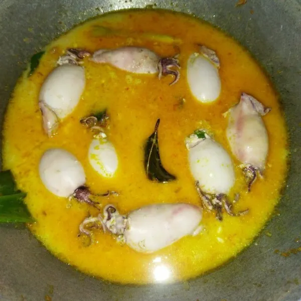 Masukkan garam, gula pasir dan cumi yang tadi sudah dikukus, masak hingga mendidih.