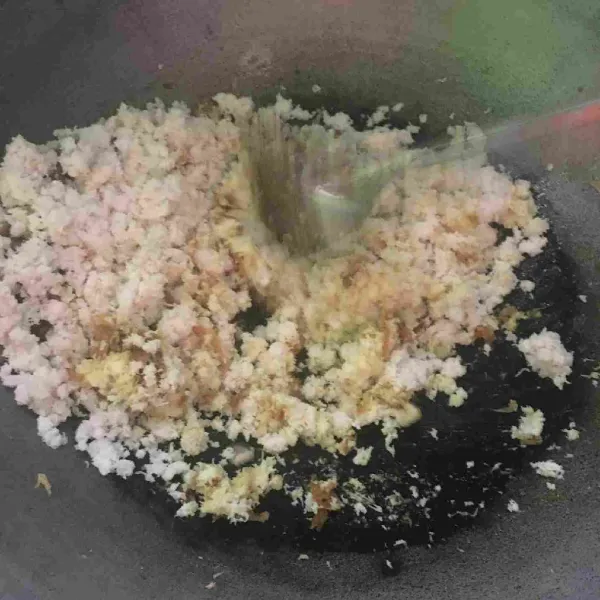 Masukkan kelapa parut, udang rebon, garam, kaldu bubuk dan gula pasir aduk rata (tes rasa). Masak hingga kelapa agak sedikit kering.
