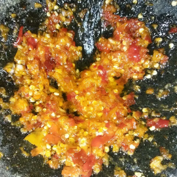 Sambal : haluskan cabe merah, cabe rawit dan cabe merah, beri garam, kaldu bubuk dan gula pasir, lalu masukkan minyak panas yang tadi sisa menggoreng ikan, aduk rata.
