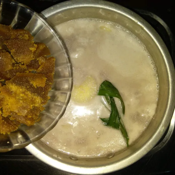Tambahkan gula Jawa ke dalam panci.