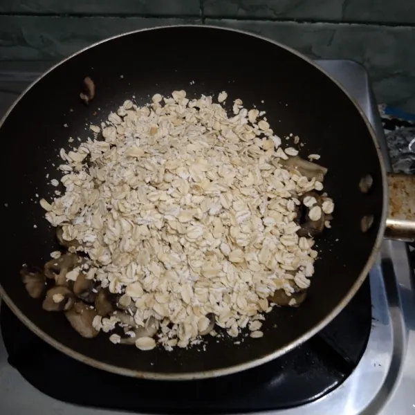 Masukkan oats,aduk rata