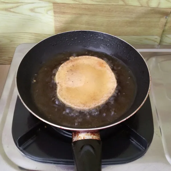 Campur semua bahan kekian kw (untuk tekstur adonan jangan terlalu encer). 
Goreng hingga semua sisi matang lalu angkat dan tiriskan. 
Potong dadu kecil kekian yang sudah matang. 
Potong pakcoy lalu cuci dan tiriskan.