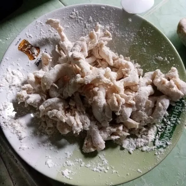 Masukkan jamur tiram agar terbalut tepung bumbu