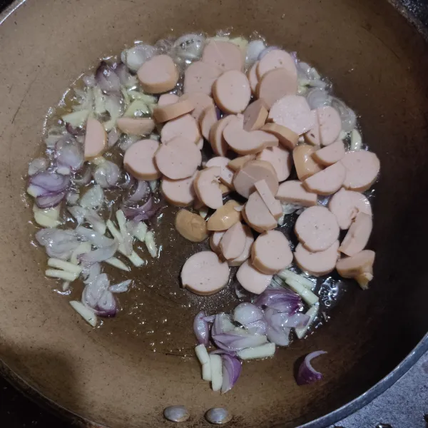 Masukkan sosis aduk rata masak hingga matang.