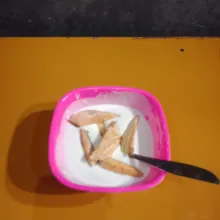 Celupkan pisang ke dalam adonan basah sampai rata.