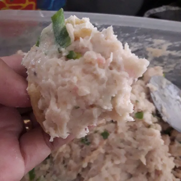 Isi bagian dalam tahu dengan adonan ayam tadi. 
Lakukan sampai habis.