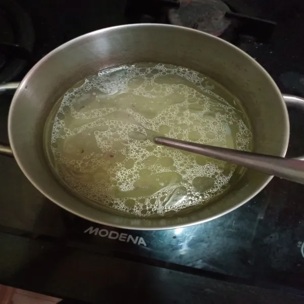 Panaskan minyak dalam panci, lalu tumis bawang merah dan juga bawang putih hingga harum, lalu masukkan secukupnya air, didihkan air.
