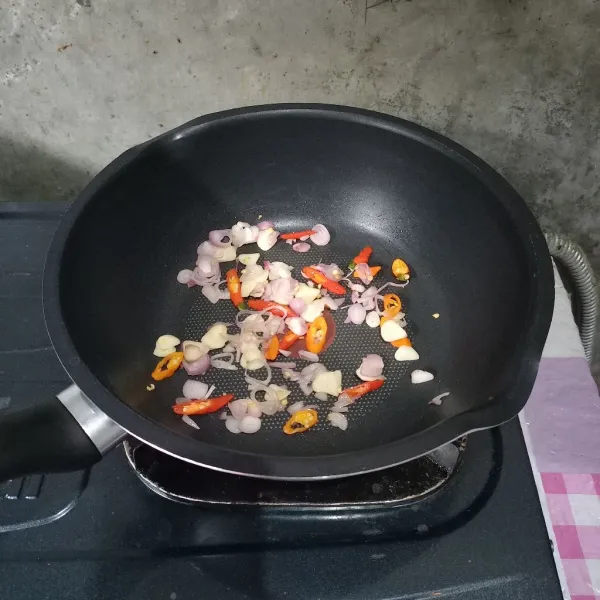Tumis bumbu iris.