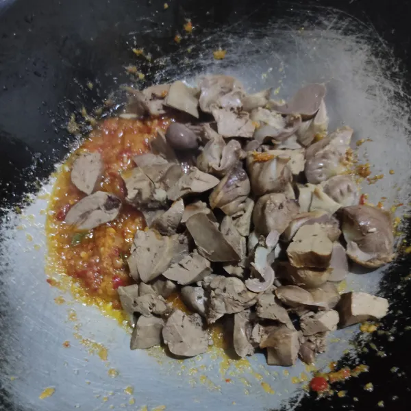 Masukkan potongan hati dan ampela ayam aduk rata kemudian tambahkan sedikit air.