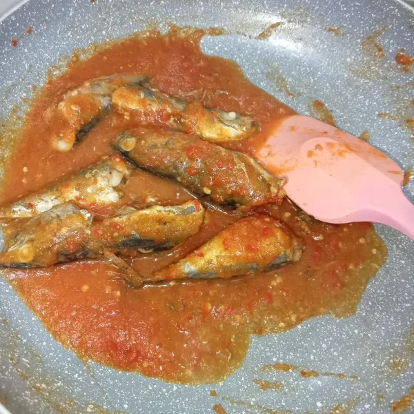 Masukkan tongkol dan tambahkan air aduk rata. Tes rasa dan siap disajikan.