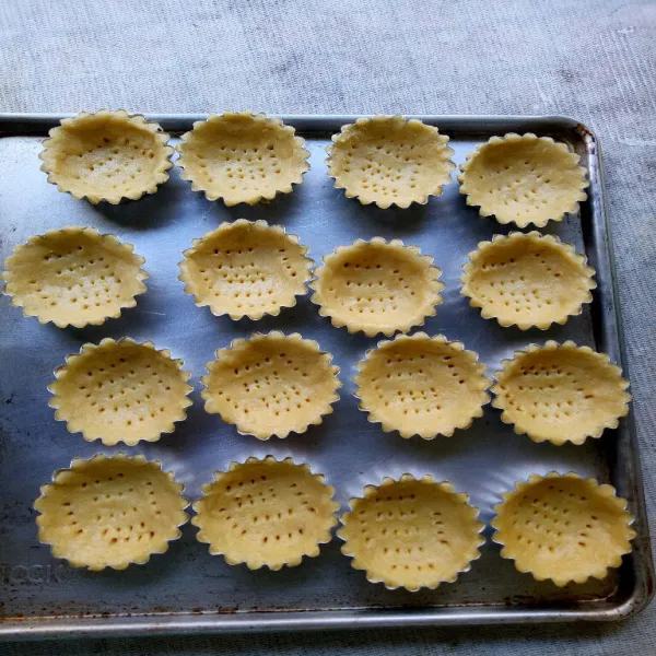 Panaskan oven sambil bentuk adonan crust. Pipihkan adonan dan bentuk di dalam loyang pie diameter 20cm yang sudah diolesi mentega. Tusuk-tusuk menggunakan garpu agar tidak mengembang.Panggang crust di dalam oven dengan suhu 180 derajat celcius selama 20 menit.