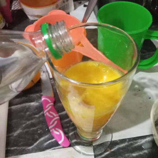 Tuang air soda hingga gelas penuh.