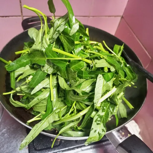Masukkan kangkung, aduk rata.