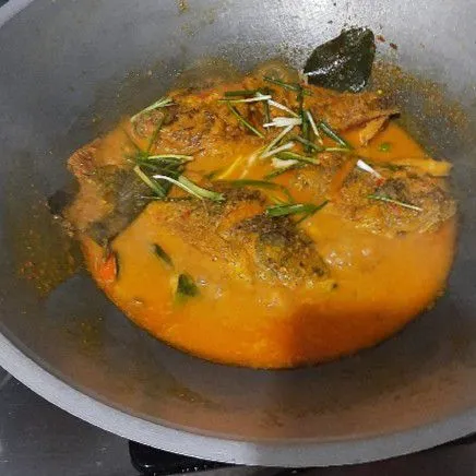 Tambahkan daun bawang dan tomat, lalu koreksi rasa.