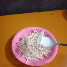 Kemudian gulingkan di kulit pangsit, tekan-tekan sampai menepel.