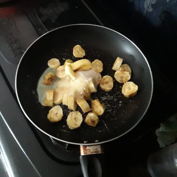 Potong-potong pisang lalu masukkan ke dalam wajan bersama bahan selai lainnya.