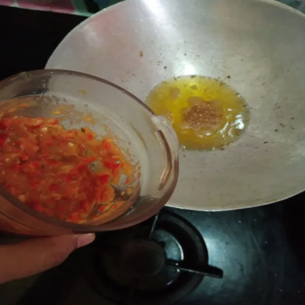 Panaskan kembali minyak bekas menggoreng, lalu tumis sambal yang sudah di blender kasar, aduk-aduk, masak hingga matang.