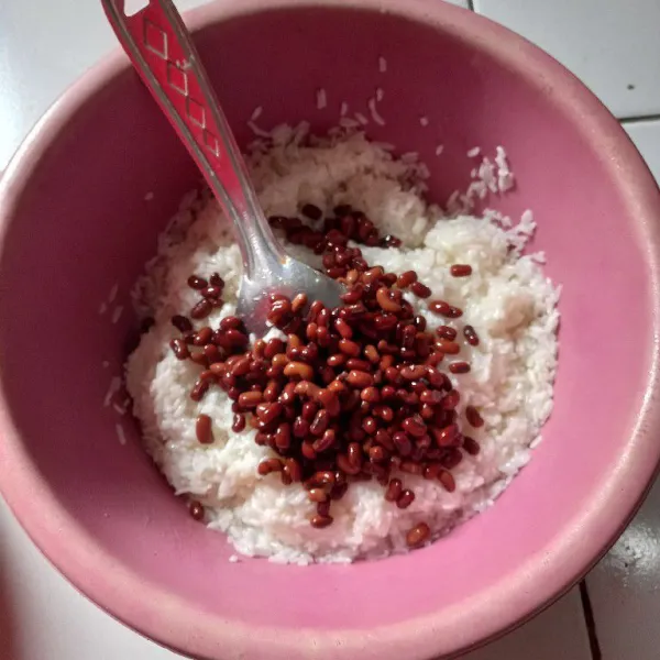 Campurkan kacang merah dan beras yang sudah dikukus, tambahkan garam, aduk-aduk.